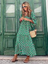 Vestido largo informal con cuello joya, mangas 3/4 y estampado floral
